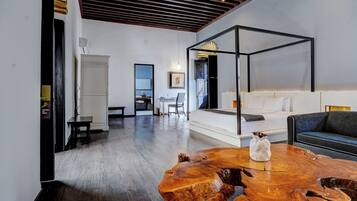 Suite Imperial King | Caja de seguridad en la habitación y escritorio