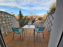Habitación con 2 camas individuales, terraza | Cortinas opacas, wifi gratis, ropa de cama