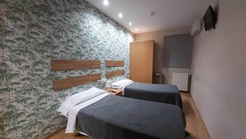 Habitació amb dos llits individuals bàsica | Cortines opaques, wifi gratuïta i roba de llit