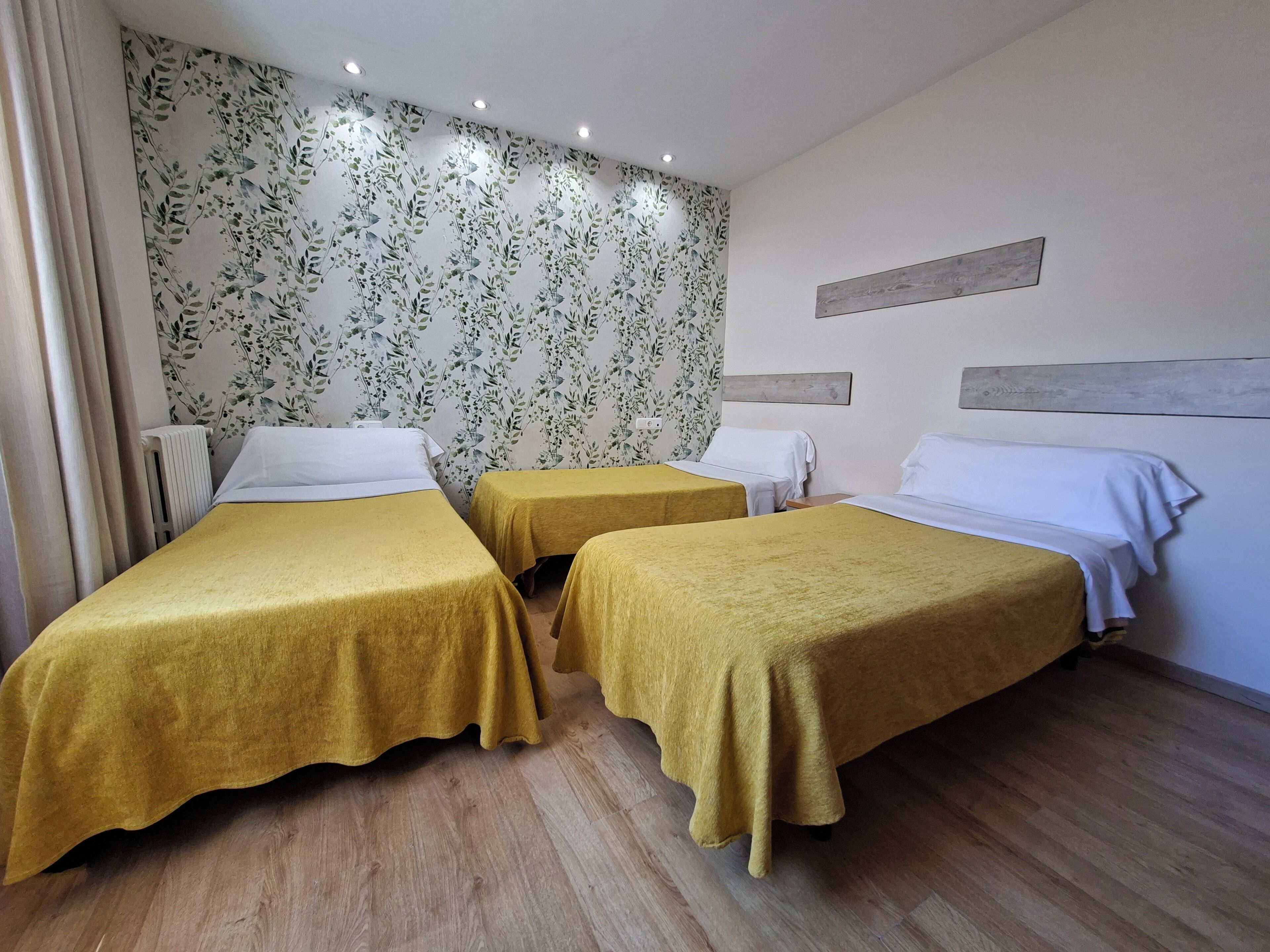 Triple Room | Blackout drapes, free WiFi, bed sheets