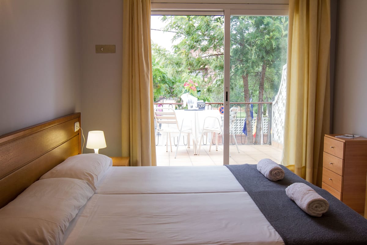 Cortinas blackout, wifi gratis y ropa de cama