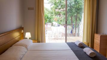 Twin kamer, terras | Verduisterende gordijnen, gratis wifi, beddengoed
