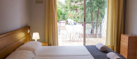 Chambre avec lits jumeaux, terrasse | Rideaux occultants, Wi-Fi gratuit, draps fournis