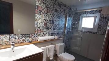 Triple Room | Bathroom | Free toiletries, towels
