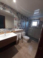 Habitación triple | Baño | Artículos de higiene personal gratuitos y toallas