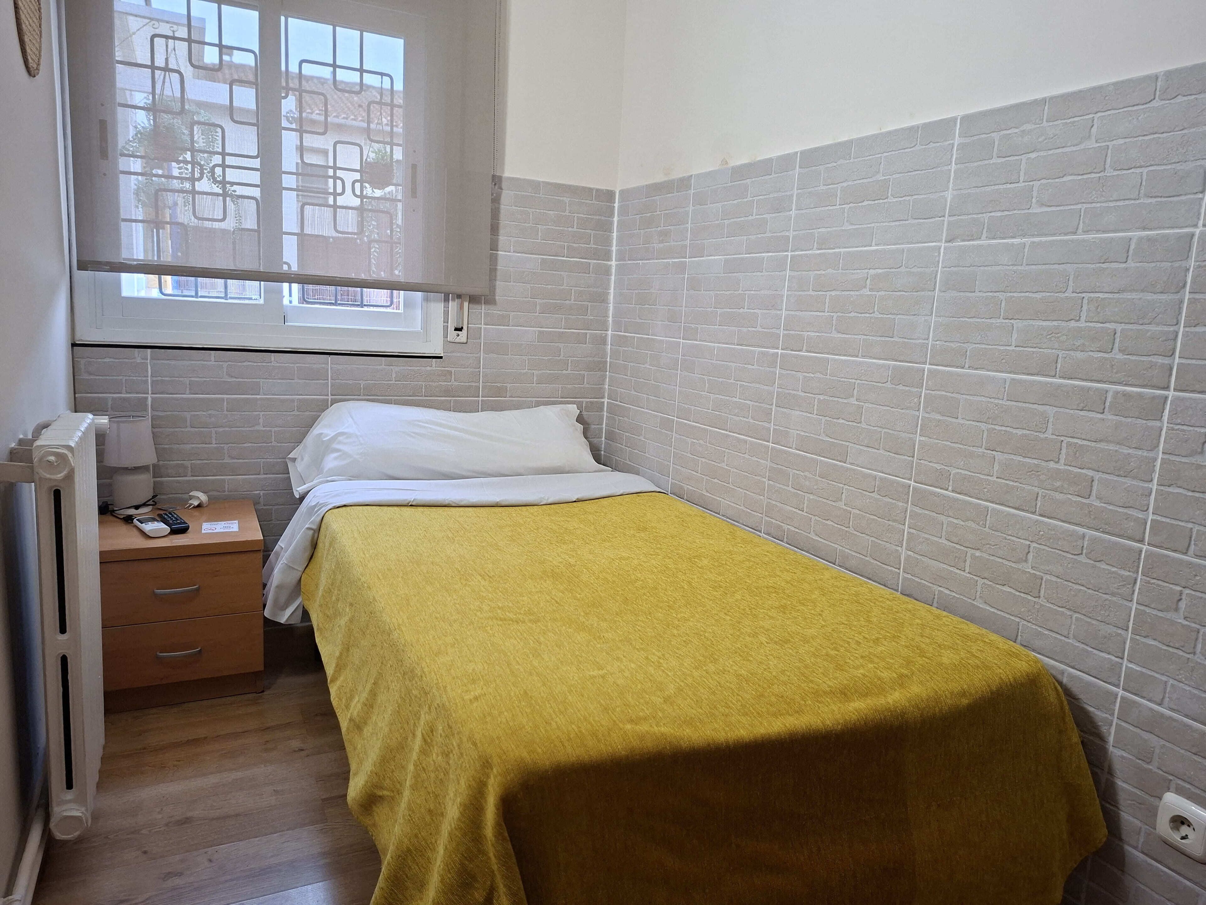 Single Room | Blackout drapes, free WiFi, bed sheets