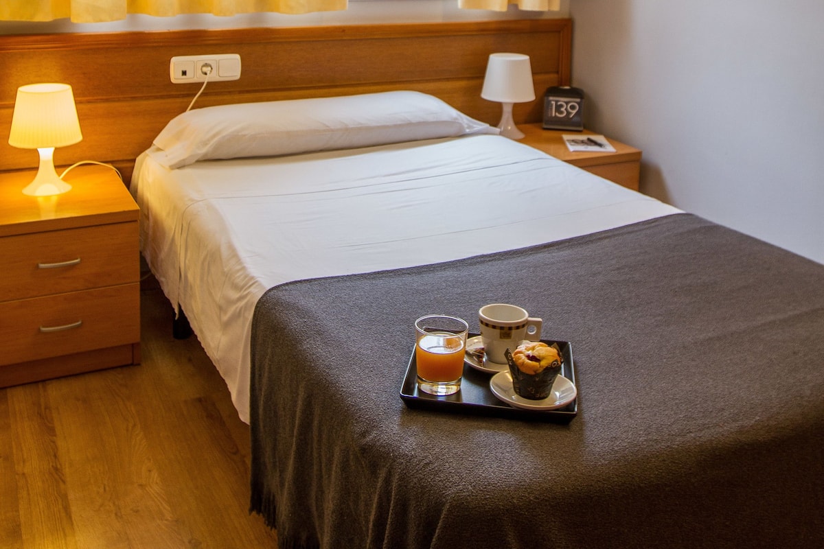 Single Room | Blackout drapes, free WiFi, bed sheets