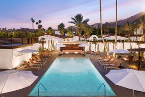 Outdoor pool, open 8:00 AM to 10:00 PM, pool umbrellas, sun loungers - Del Marcos Hotel (Palm Springs)