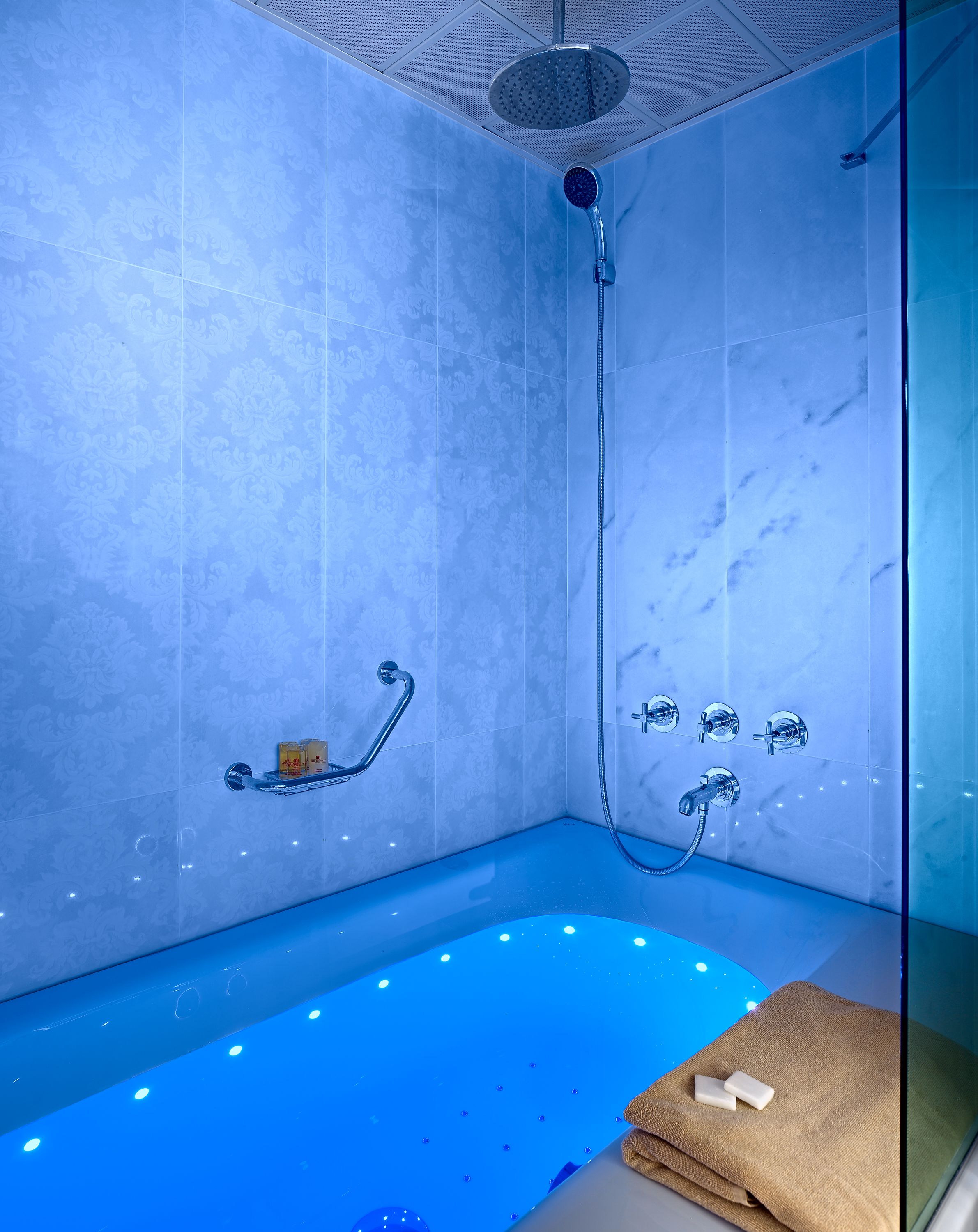 executive room | jetted bathtub