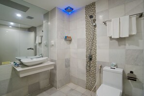 Superior-Doppelzimmer | Badezimmer | Dusche, Haartrockner, Handtücher
