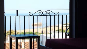 Habitación doble, balcón, vista al mar | Balcón