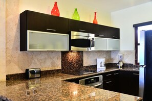 Geladeira grande, micro-ondas, cooktop, cafeteira/chaleira