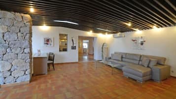 Habitación cuádruple, Terraza | Sala de estar | Televisión LED