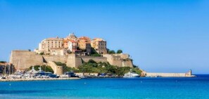 On the beach, white sand, beach towels - Calvi Hôtel (Calvi)