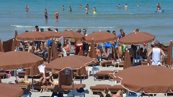 Aan het strand, wit zand, strandlakens
