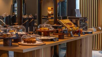 Sarapan prasmanan setiap hari (EUR 22 per orang)