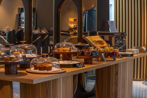 Frukostbuffé varje dag (EUR 22 per person)