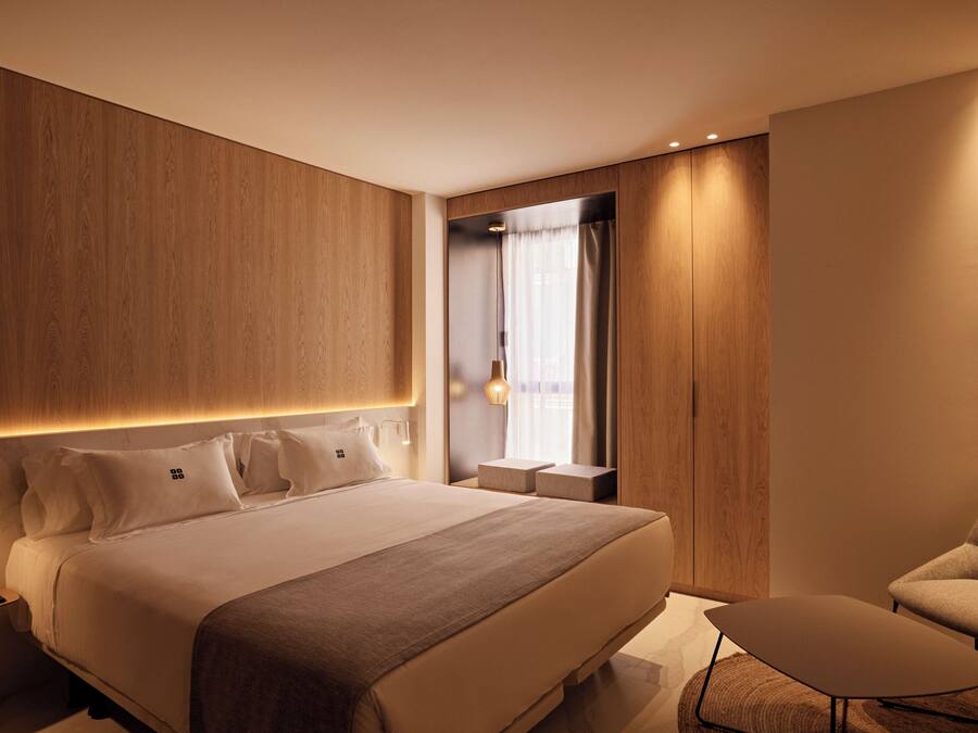 Standard Room | 1 bedroom, in-room safe, desk, soundproofing