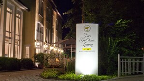 A hotel sign with a star rating and the name 'Das Goldene Lamm'. - Hotel Das Goldene Lamm (Aalen)