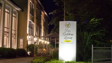 Fassade der Unterkunft â Abend/Nacht