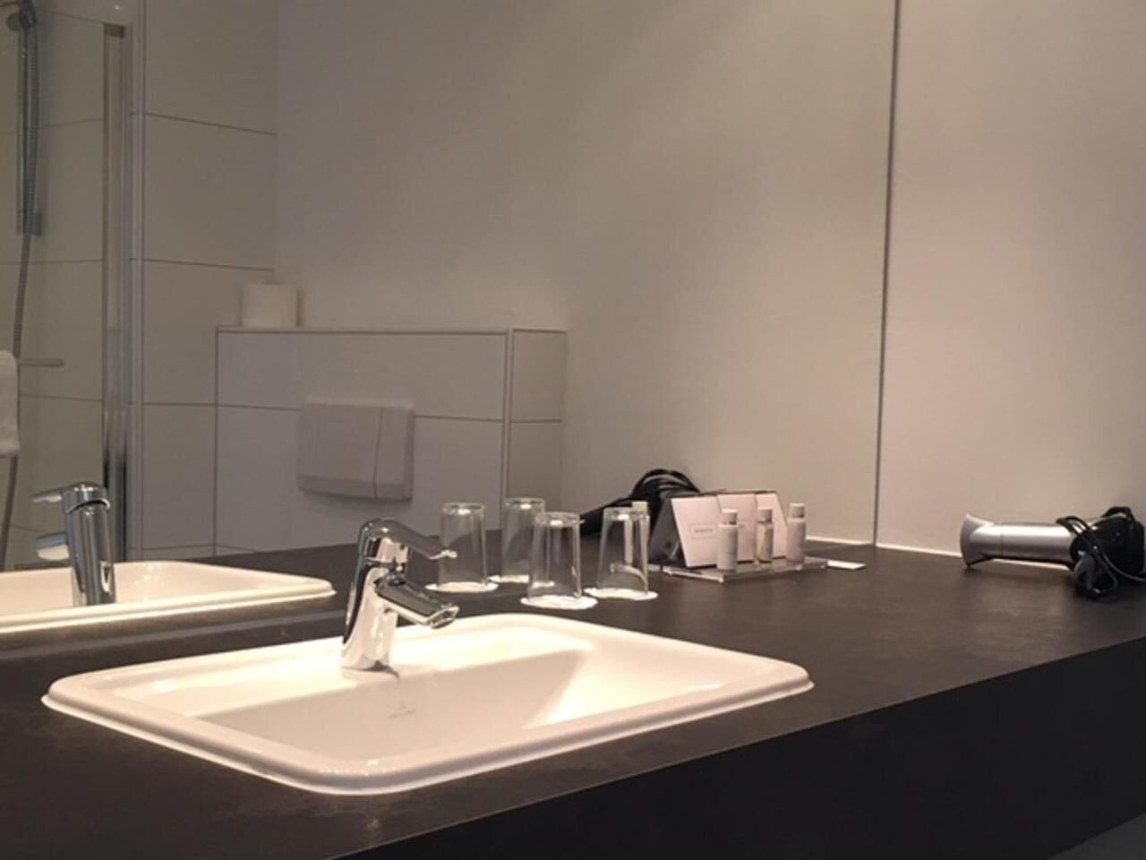 single room | bathroom | towels