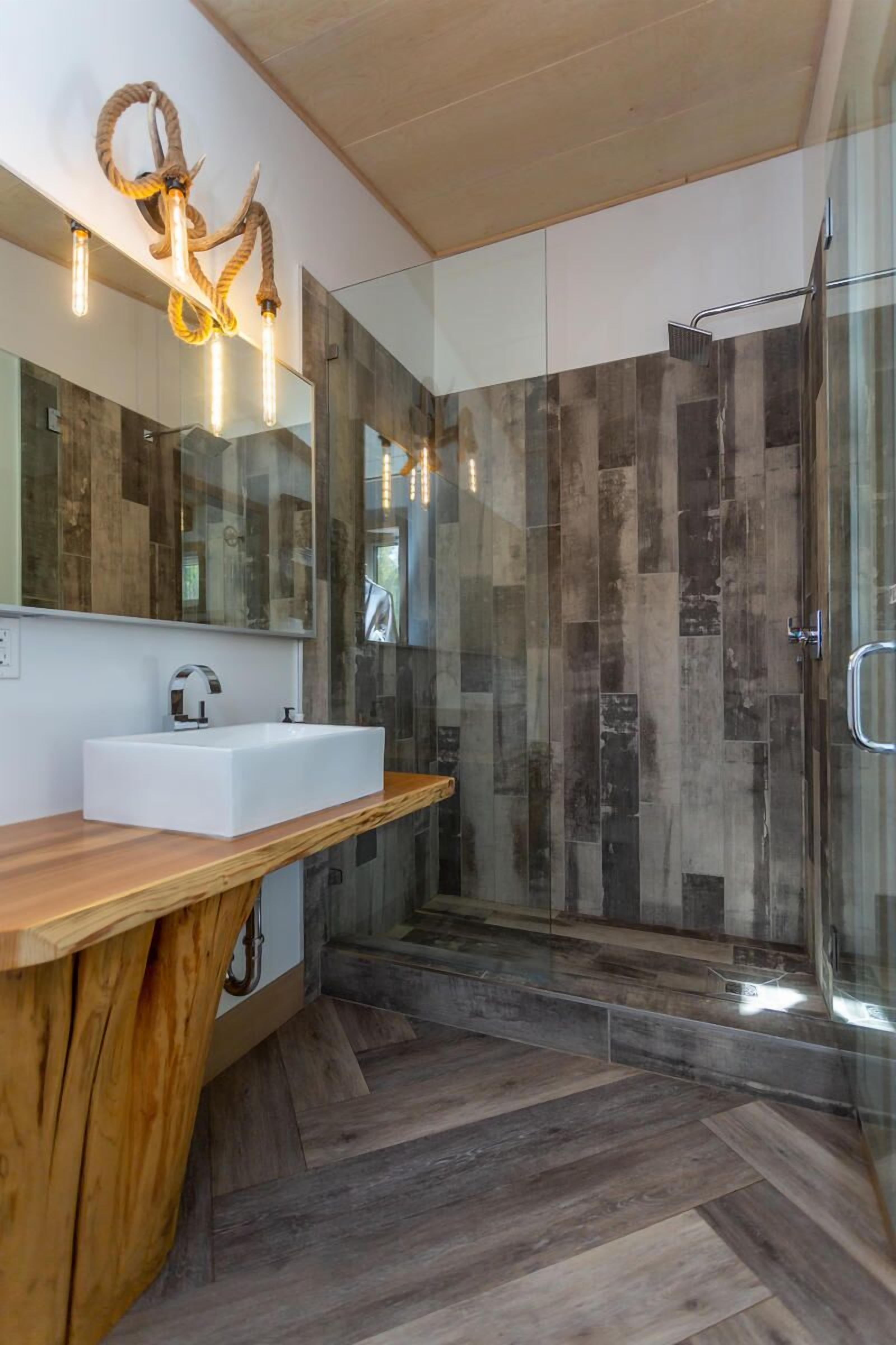 Luxury Room, 1 King Bed, Mountain View (No Breakfast) | Bathroom | Shower, rainfall showerhead, free toiletries, hair dryer