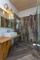 Quarto superluxo, 1 cama King, vista para a montanha (No Breakfast) | Banheiro | Chuveiro, chuveiro com efeito de chuva, produtos de toalete grátis 