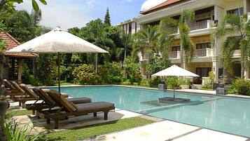 Outdoor pool, pool umbrellas, sun loungers