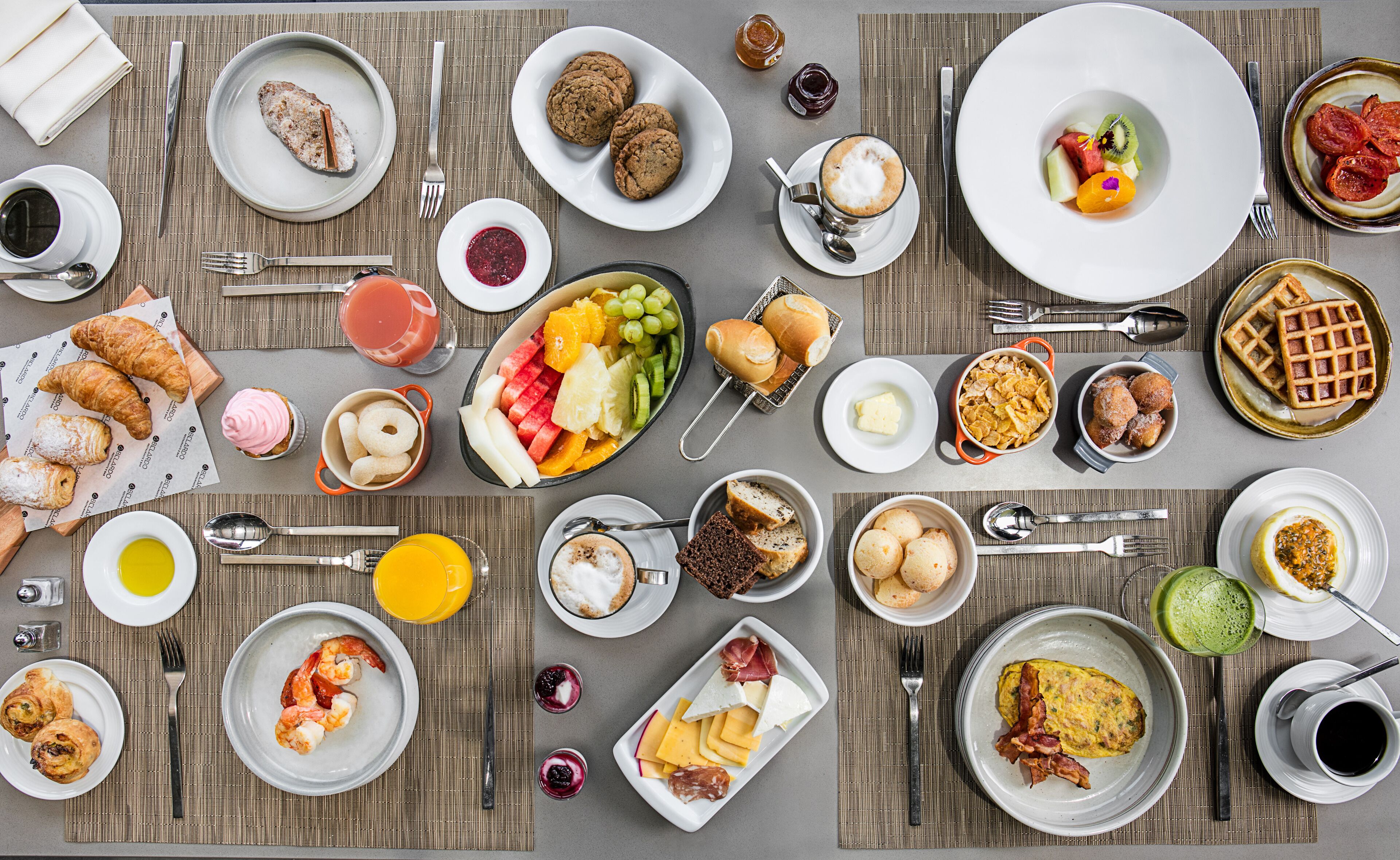 Un bufé de desayuno con diversas opciones de comida y bebidas.