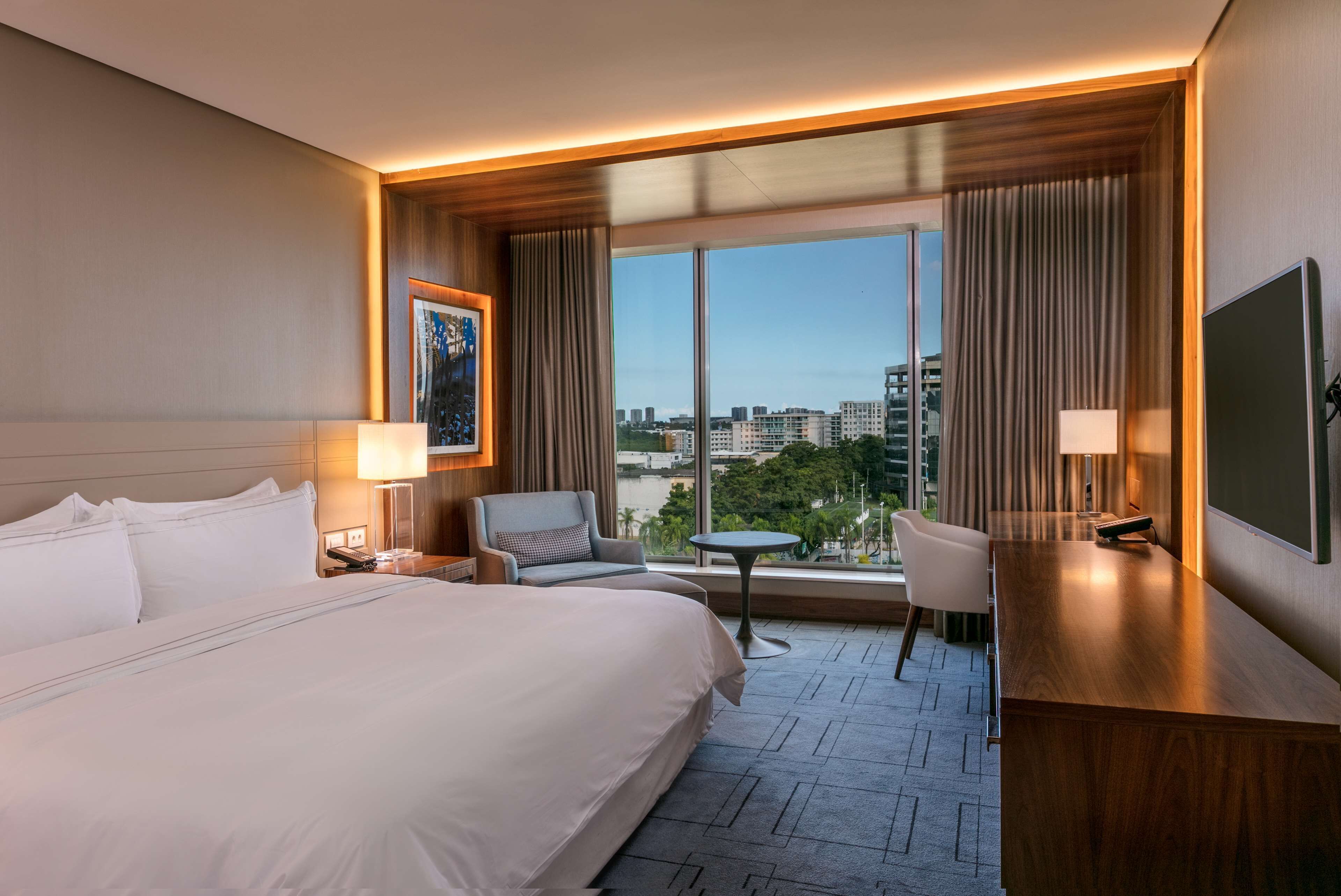 executive room, 1 king bed, club lounge access | 1 bedroom, premium bedding, minibar, in-room safe