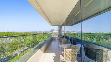 Suíte clássica, 1 cama King, acesso ao Club Lounge, vista para a lagoa | Vista do quarto