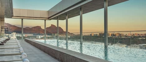 Piscina externa, funciona das 8h às 19h, espreguiçadeiras