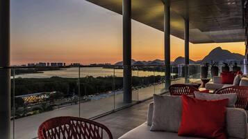 2 bares/lounges, bar ao lado da piscina