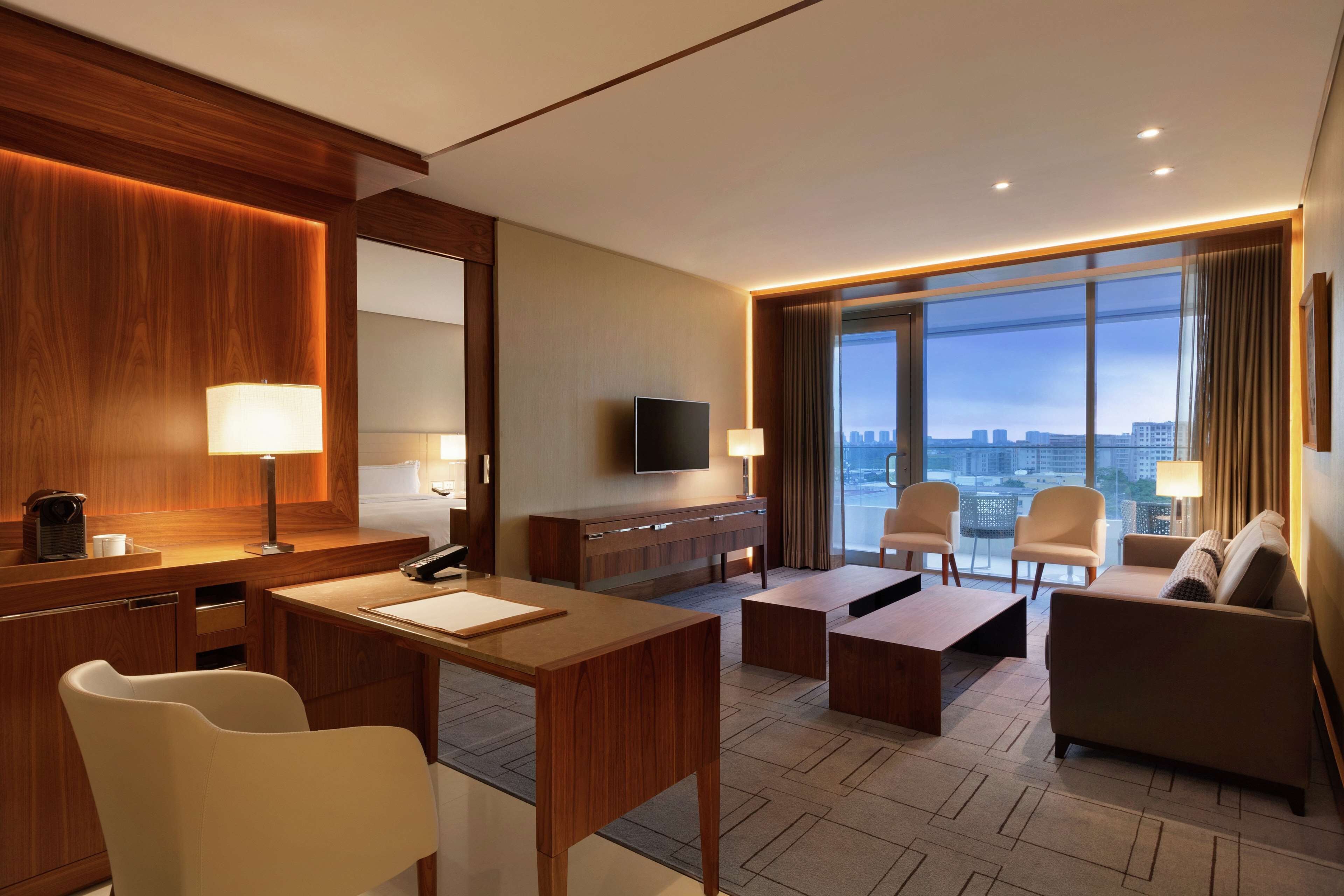 Suite, 1 très grand lit, accès au salon club | Literie de qualité supérieure, minibar, coffres-forts dans les chambres