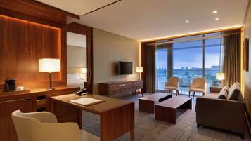 Suite, 1 trÚs grand lit, accÚs au salon club | Literie de qualité supérieure, minibar, coffres-forts dans les chambres