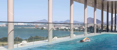 Piscine extérieure, chaises longues, maîtres-nageurs sur place