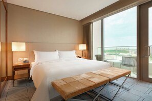 Suite Classique, 1 très grand lit, accès au salon club, vue lagon | Literie de qualité supérieure, minibar, coffres-forts dans les chambres