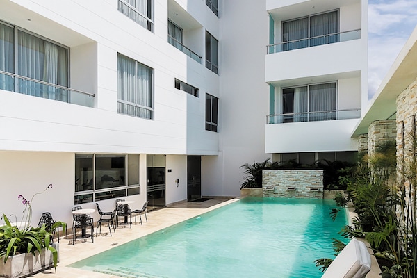 Kolam renang outdoor, dengan kursi berjemur