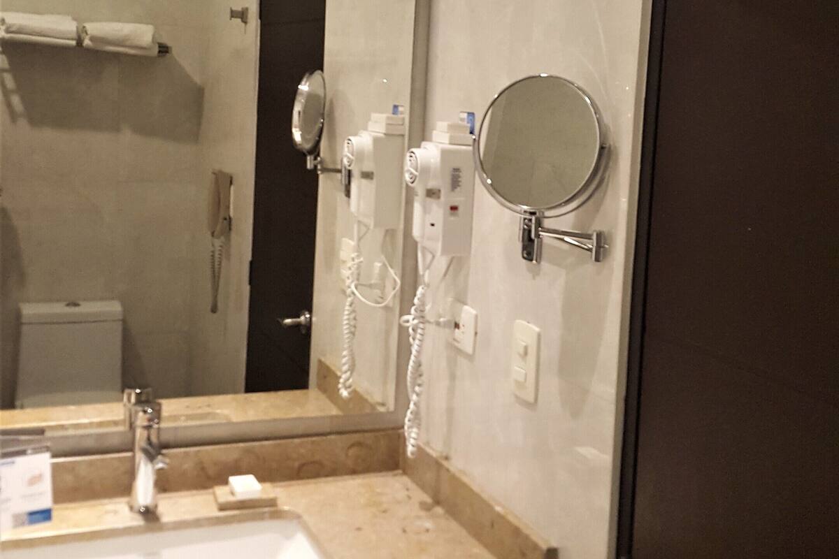 shower, rainfall showerhead, free toiletries, towels