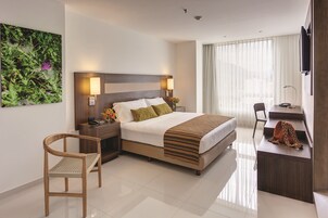 Standard Room, 1 King Bed | Premium bedding, in-room safe, desk, blackout drapes