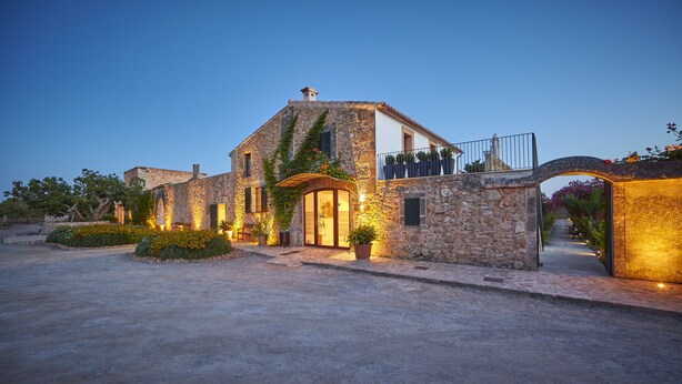 A stone building with a balcony and a covered entrance. - Bennoc Petit Hotel (Llucmajor)