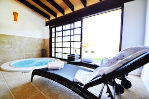 Sauna, hot tub, steam room, 1 treatment room, massages