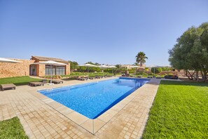 Una piscina al aire libre de temporada