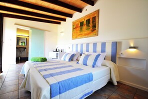 Rom – standard | Sengetøy av topp kvalitet, minibar og safe på rommet