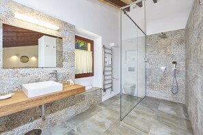 Superior-Suite | Badezimmer | Haartrockner, Handtücher