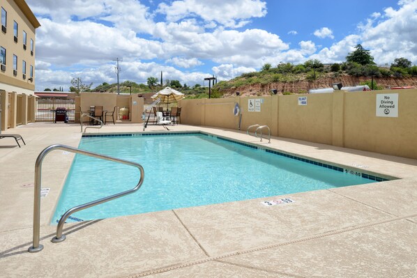 Outdoor pool, pool loungers - Holiday Inn Express & Suites Globe by IHG (Globe)