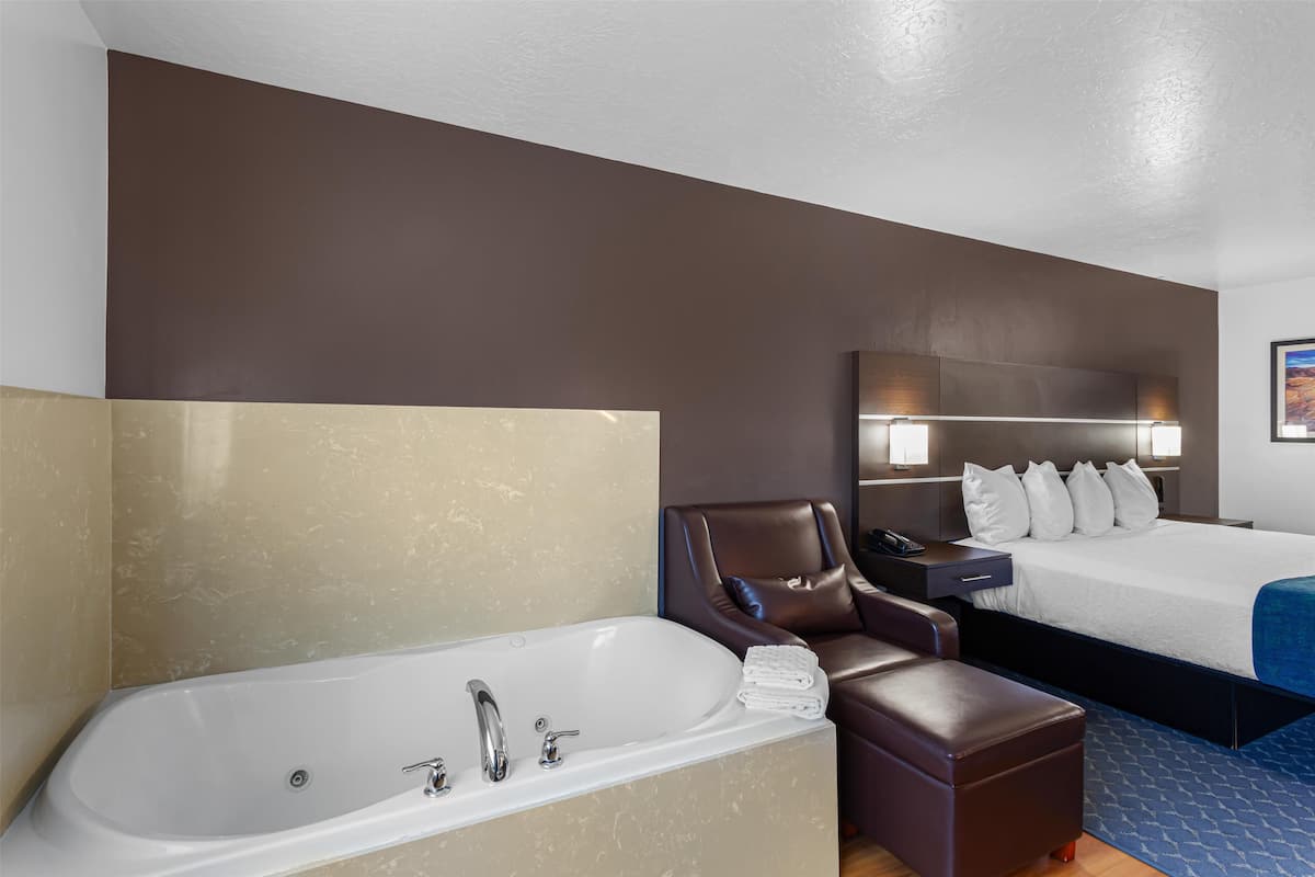 Standard Room, 1 King Bed, Non Smoking, Jetted Tub (Full Kitchen) | Desk, laptop workspace, soundproofing, iron/ironing board