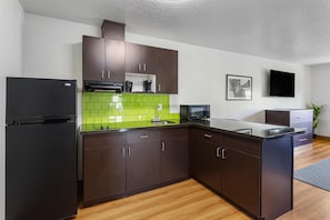 Suite Familiale, plusieurs lits, non-fumeurs, cuisine (with Sofabed, Full Kitchen) | Cuisine privée | Grand réfrigérateur, micro-ondes, plaque de cuisson
