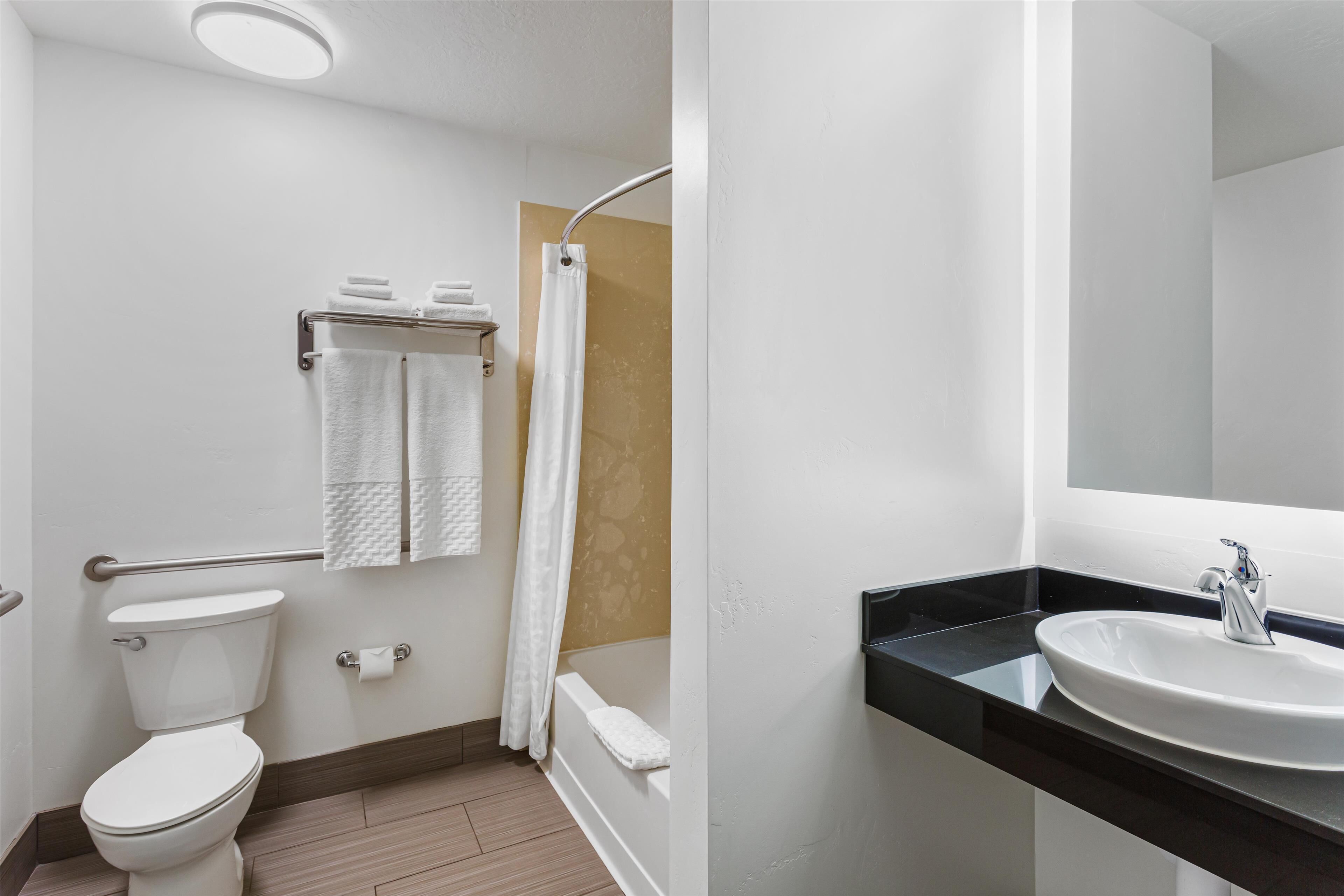 combined shower/bathtub, hair dryer, towels