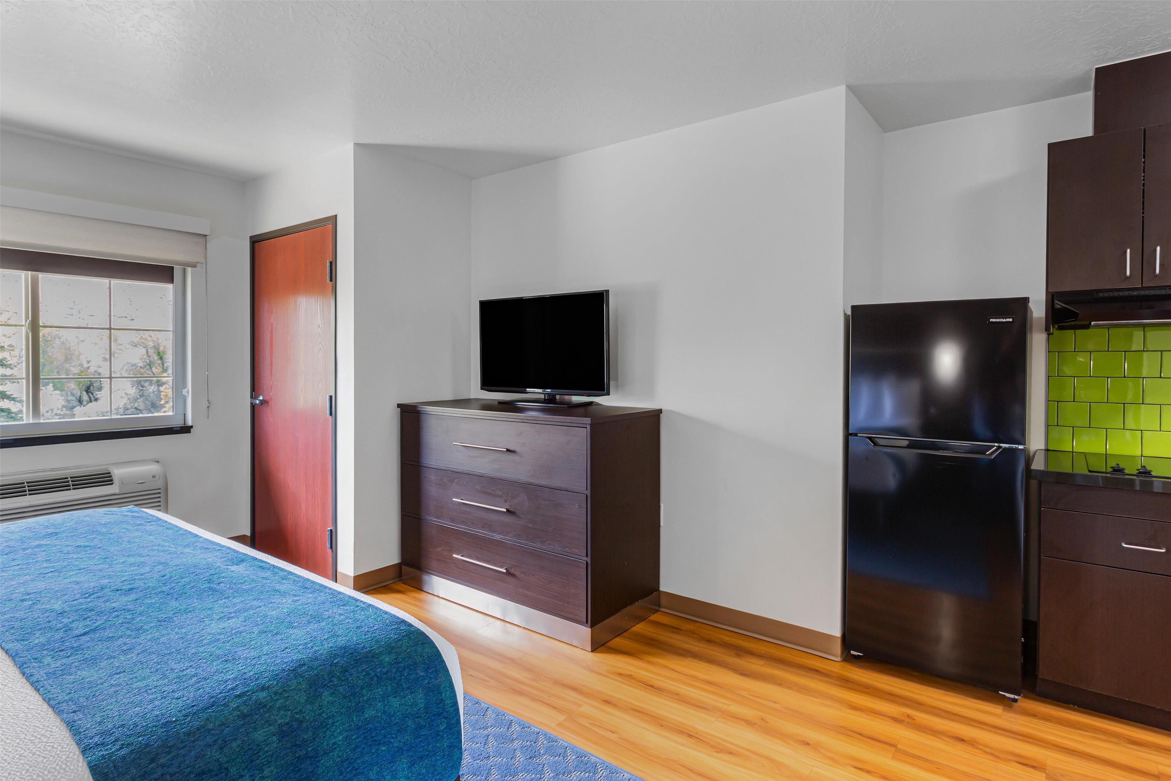 standard room, 1 king bed, accessible, kitchen (full kitchen) | desk, laptop workspace, soundproofing, iron/ironing board